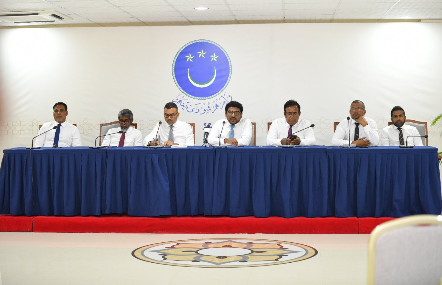 އިދިކޮޅު އެމްޑީޕީ ތަމްސީލުކުރައްވާ މެންބަރުން މިއަދު ބޭއްވި ނޫސްވެރިންގެ ބައްދަލުވުމުގެ ތެރެއިން -- ފޮޓޯ: މަޖިލިސް