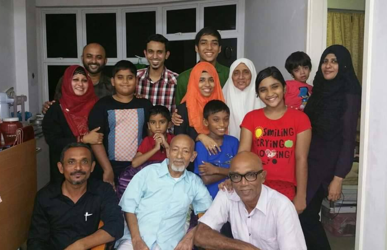 ލަތީފާގެ ދެމަފިރިން، އެ މީހުންގެ ދަރިންނާއި މާމަ ކުދިންނާއެކު ފޮޓޯއަކަށް ހުއްޓިލައިގެން.