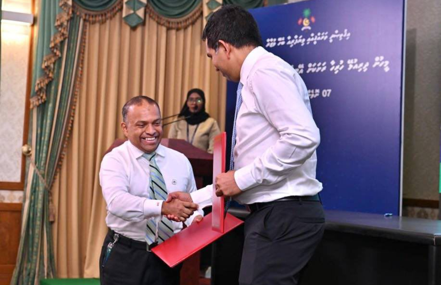 އެމްއައިބީއާ އެކު އެއްބަސްވުމުގައި އިކޮނޮމިކް ޑިވަލޮޕްމަންޓް އެންޑް ޓްރޭޑު މިނިސްޓަރު މުހައްމަދު ސައީދު އާއި އެމްއައިބީގެ ސީއީއޯ މުފައްދަލް އިދުރީސް ހުމްރީ ސޮއި ކުރައްވަނީ.