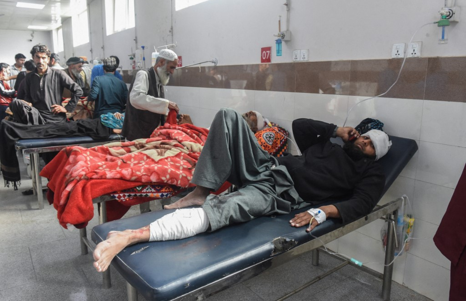 ޕާކިސްތާނުގެ ބަލޯޗިސްތާންގެ ރެއިލްވޭ ސްޓޭޝަނެއްގައި ދިން ހަމަލާގައި ޒަހަމްވި ބައެއް މީހުން ހޮސްޕިޓަލްގައި. -- ފޮޓޯ: އޭއެފްޕީ