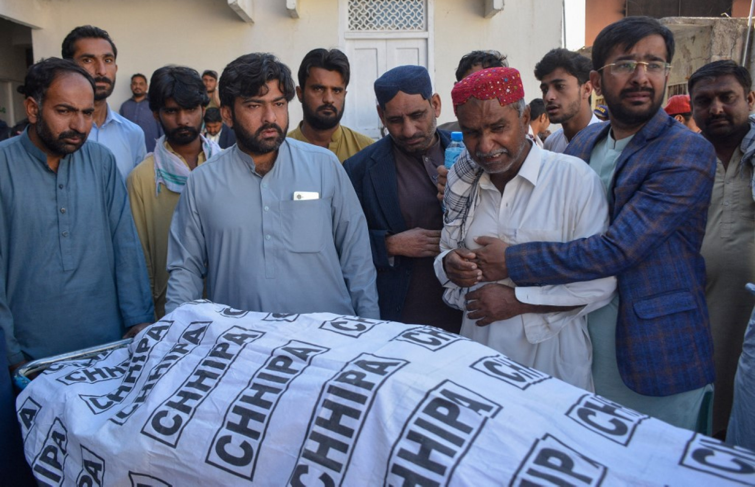 ޕާކިސްތާނުގެ ބަލޯޗިސްތާންގެ ރެއިލްވޭ ސްޓޭޝަނެއްގައި ދިން ހަމަލާގައި މަރުވި މީހެއްގެ ހަށިގަނޑު ކައިރީ ހުރެ އާއިލާގެ މީހަކު ރޮނީ. -- ފޮޓޯ: އޭއެފްޕީ