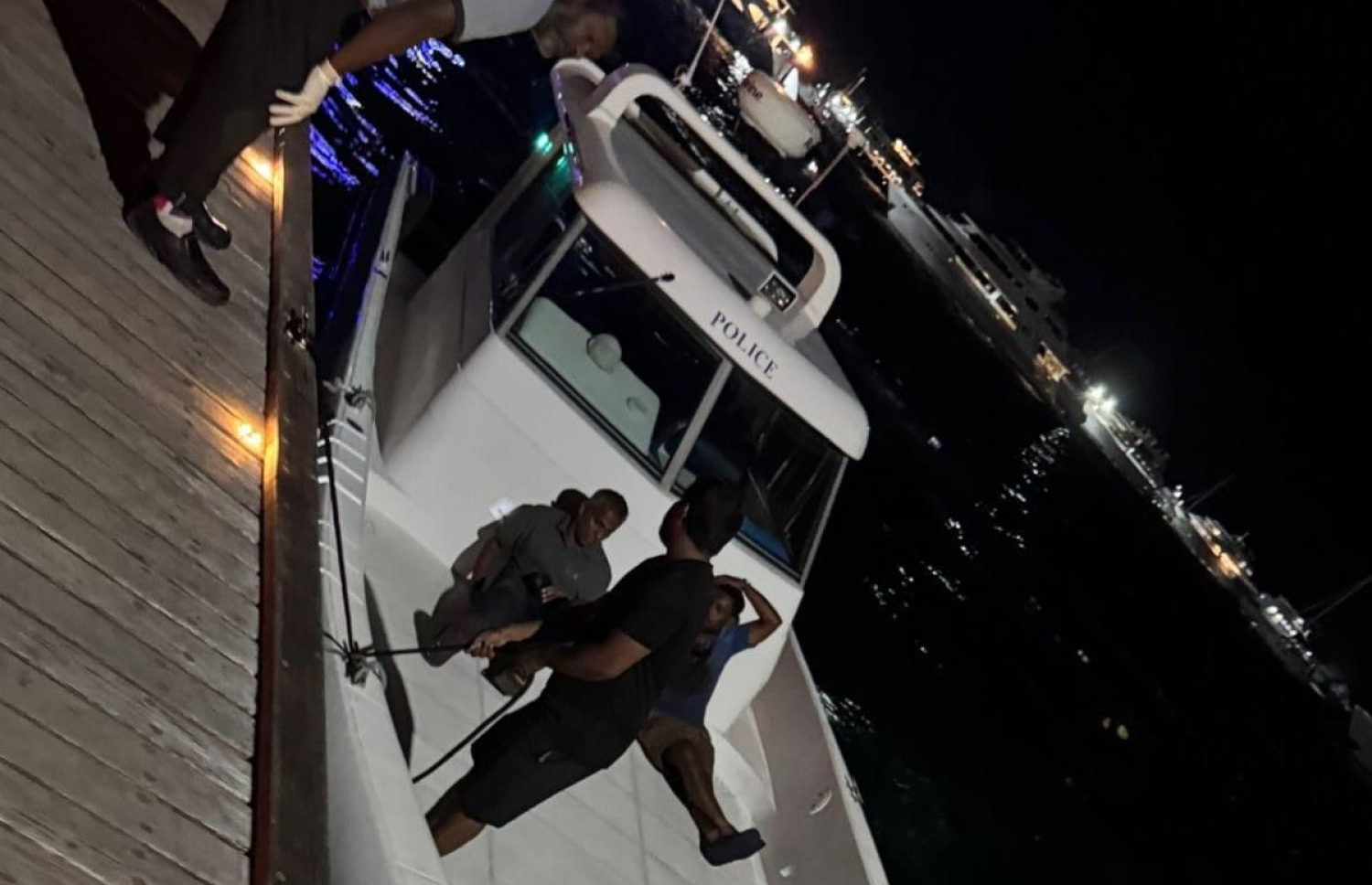 ދެ ލޯންޗު ޖެހި ހިނގި އެކްސިޑެންޓުގައި އަނިޔާވި މީހުން ޕޮލިހުންގެ އެހީތެރިކަމާއެކު ޖެޓީއަށް ބާލަނީ.-- ފޮޓޯ: މެރިން ޕޮލިސް