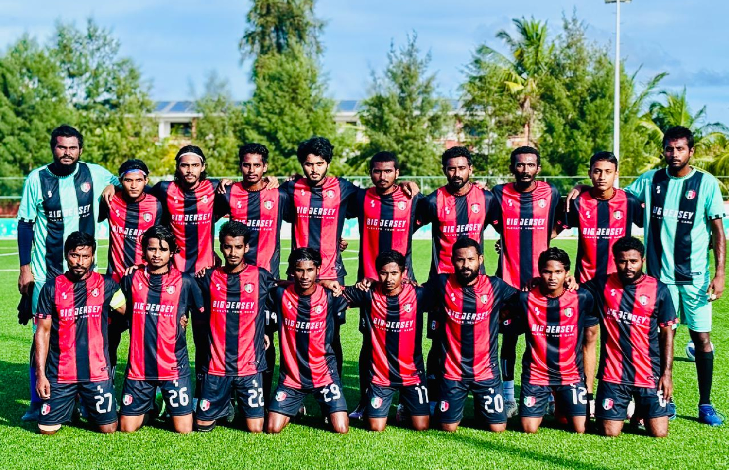 ފަރެސްމާތޮޑާގެ ޓީމު: މުބާރަތަށް ތައްޔާރުވުމަށް އެ ޓީމުން އިއްޔެ ވަނީ ތިނަދޫގެ ޓީމަކާ އެކު މެޗެއް ކުޅެފައި. --- ފޮޓޯ: މިހާރު