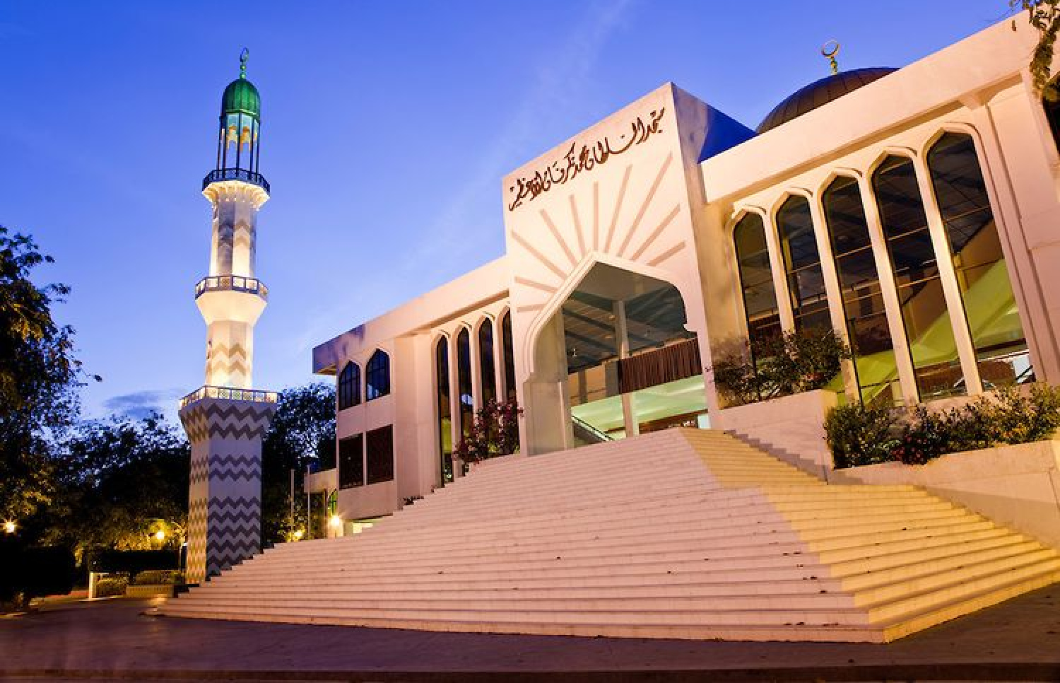 އިސްލާމީ މަރުކަޒު: މި މުންނާރުގެ އުސްމިނަކީ 133 ފޫޓު.