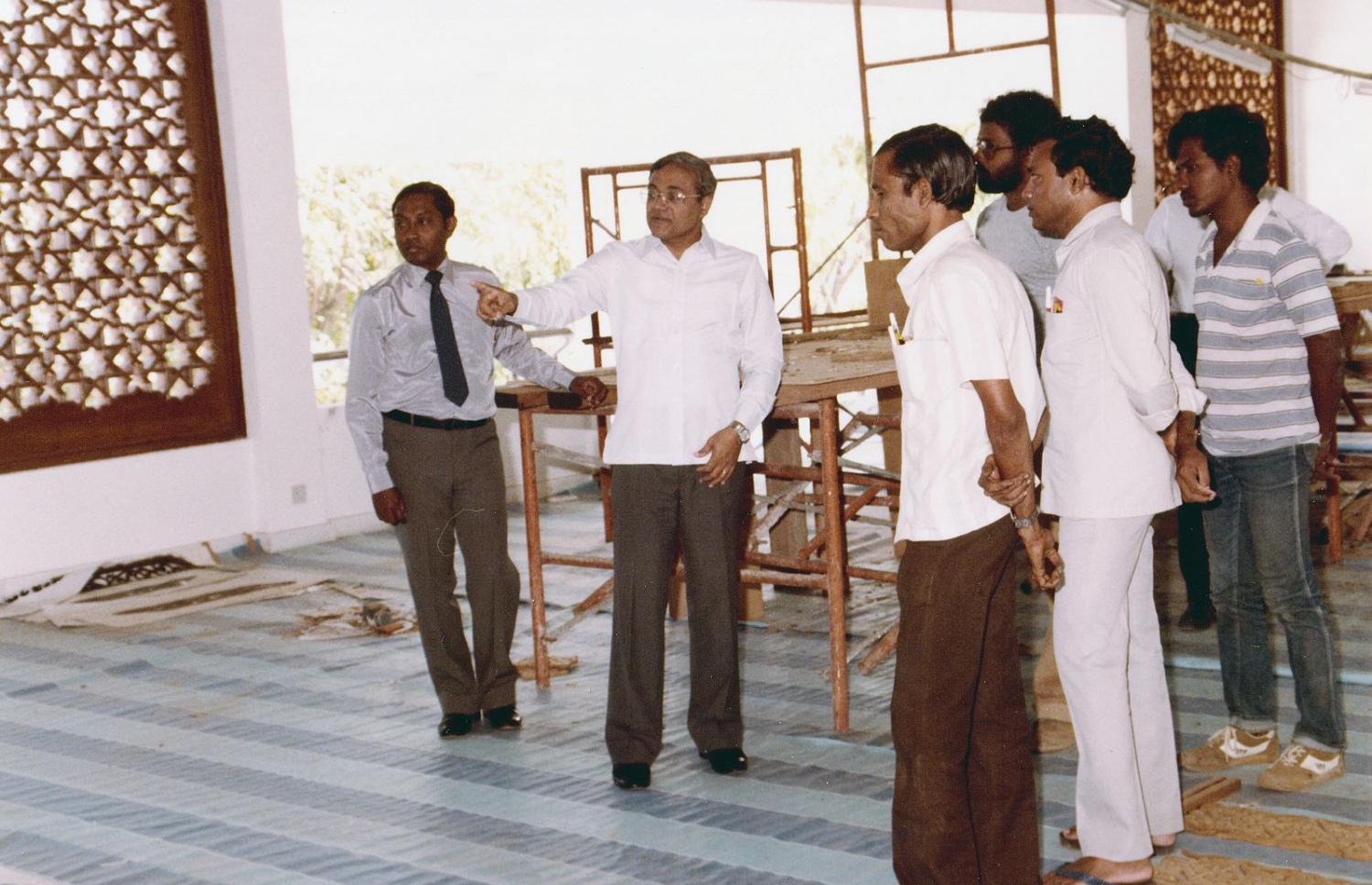 އިސްލާމީ މަރުކަޒު އިމާރާތް ކުރުމުގެ މަސައްކަތް ކުރަމުްނ ދިޔަ ދުވަސްވަރު މައުމޫން އެ ތަނަށް ވަޑައިގެން އިރުޝާދު ދެއްވަނީ.