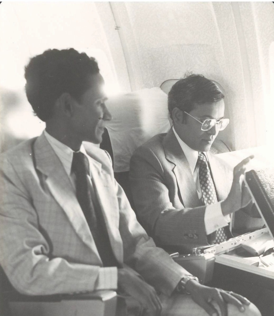 ޑރ. ޒާހިރު ކުރީގެ ރައީސް މައުމޫންގެ އަރިހުގައި މަތިންދާބޯޓުގައި.