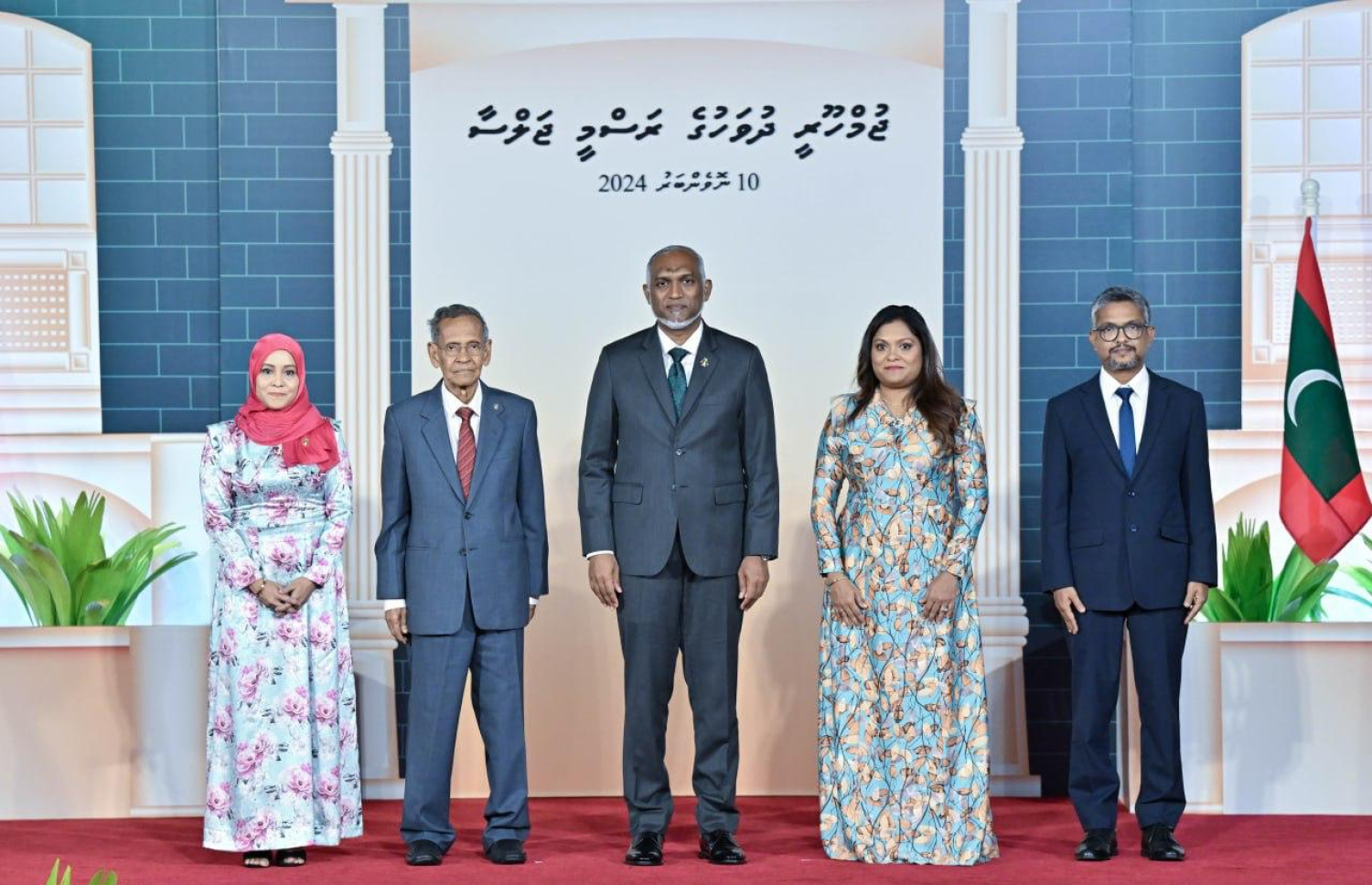 ތައުލީމަށް ހިދުމަތް ކުރެެއްވުމުގެ އެންމެ މަތީ ޝަރަފު ޒާހިރަށް މިރޭ އެރުވުމަށް ފަހު، ޒާހިރާއި އާއިލާގެ ބޭފުޅުންނާ އެކު ރައީސް މުއިއްޒު ފޮޓޯފުޅެއް ނަންގަވަނީ.--- ފޮޓޯ: ރައީސް އޮފީސް