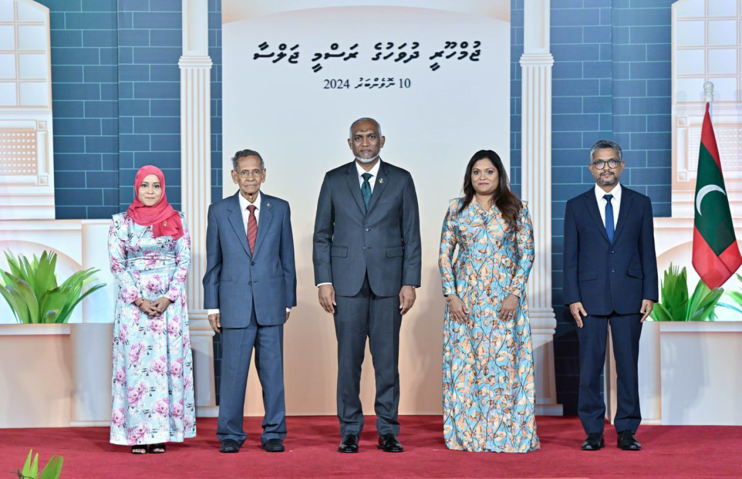 ތައުލީމަށް ހިދުމަތް ކުރެެއްވުމުގެ އެންމެ މަތީ ޝަރަފު ޑރ. މުހައްމަދު ޒާހިރު ހުސެއިނަށް އެރުވުމަށް ފަހު، ޒާހިރާއި އާއިލާގެ ބޭފުޅުންނާ އެކު ރައީސް ޑރ މުހައްމަދު މުއިއްޒު ފޮޓޯފުޅެއް ނަންގަވަނީ.--- ފޮޓޯ: ރައީސް އޮފީސް