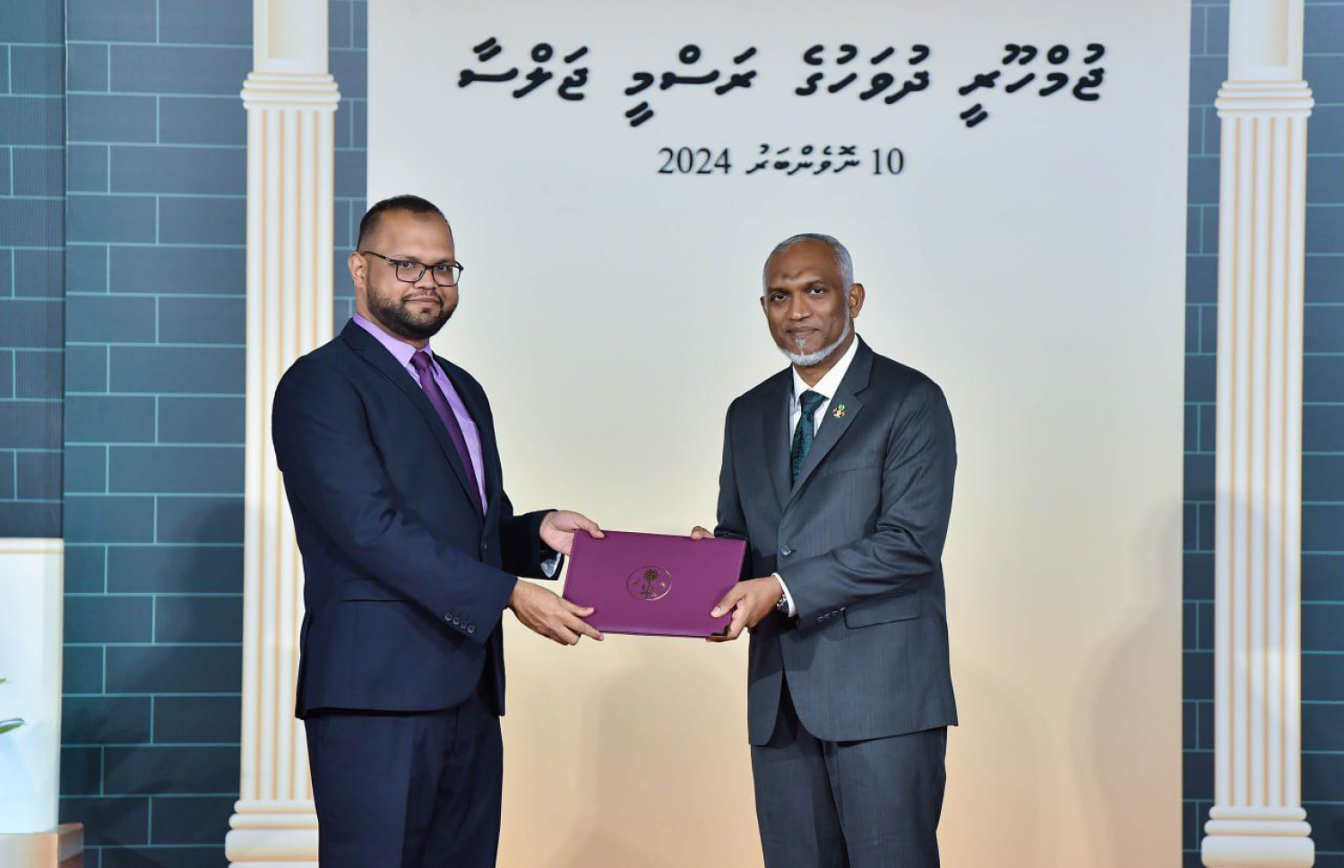 މަތީ ދަރަޖަ ހޯދި ފަރާތްތަކަށް ރައީސް ދެއްވާ ހާއްސަ އިނާމް ރައީސް ޑރ. މުހައްމަދު މުއިއްޒު މިރޭ ދެއްވަނީ -- ފޮޓޯ: ރައީސް އޮފީސް