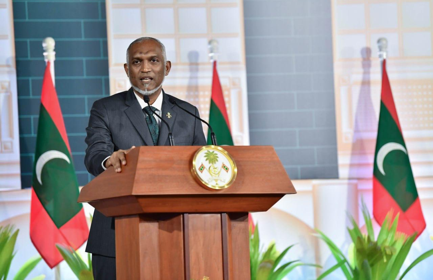 ޖުމްހޫރީ ދުވަހުގެ ޖަލްސާގައި ރައީސް ޑރ. މުހައްމަދު މުއިއްޒު ވާހަކަފުޅު ދައްކަވަނީ. -- ފޮޓޯ | ރައީސް އޮފީސް