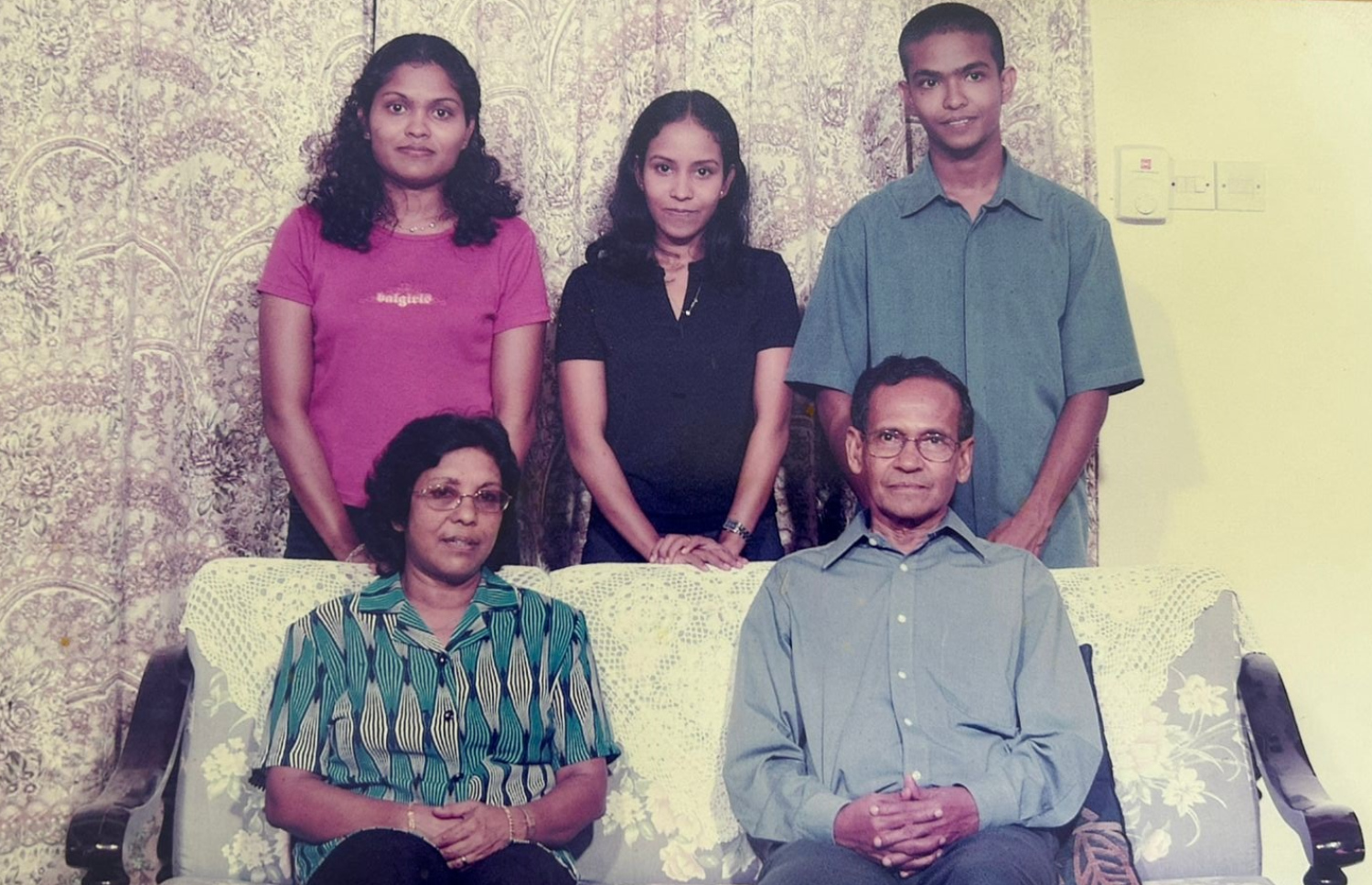 ޒާހިރު، އަނބިކަނބަލުން ނާއިލާ ކަލޭފާނު އާއި، ތިން ބޭފުޅުން ކަމަށްވާ ވާއިލް، ލުބްނާ އަދި ލީނާއާ އެކު ގްރޫޕް ފޮޓޯއެއްގައި.