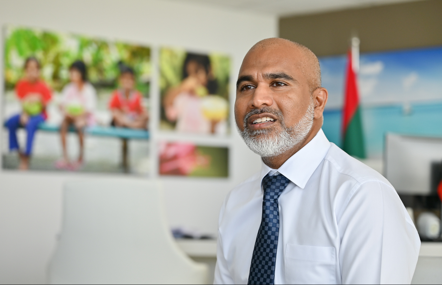 އެޑިޔުކޭޝަން މިނިސްޓަރު ޑރ. އިސްމާއިލް ޝަފީއު "މިހާރު" އަށް އިންޓަވިއު ދެއްވަނީ.-- ފޮޓޯ: މިހާރު