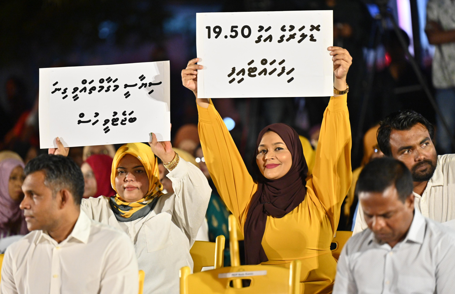 "ފުދިއްޖެ. ފުނޑިއްޖެ" ނަމުގައި އިދިކޮޅު އެމްޑީޕީން މިރޭ ކާނިވާ ސަރަހައްދުގައި ބޭއްވި ޖަލްސާގައި އެ ޕާޓީގެ ސަޕޯޓަރުން. --ފޮޓޯ: ނިޝާން އަލީ | މިހާރު