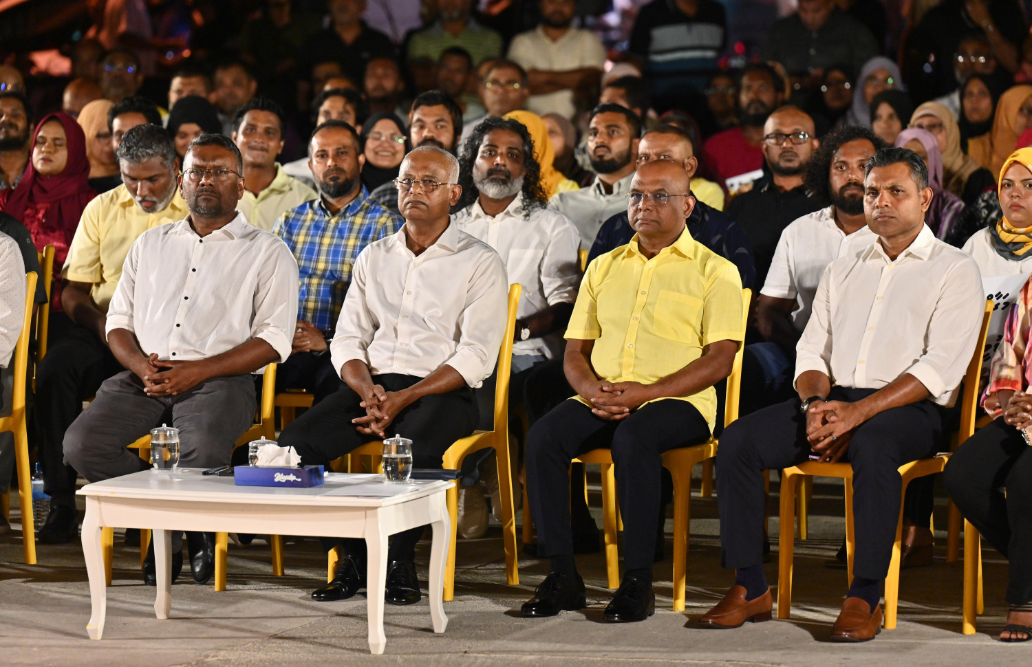 "ފުދިއްޖެ. ފުނޑިއްޖެ" ނަމުގައި އިދިކޮޅު އެމްޑީޕީން މިރޭ ކާނިވާ ސަރަހައްދުގައި ބޭއްވި ޖަލްސާގައި އެ ޕާޓީގެ ލީޑާޝިޕްގެ ބޭފުޅުން. --ފޮޓޯ: ނިޝާން އަލީ | މިހާރު