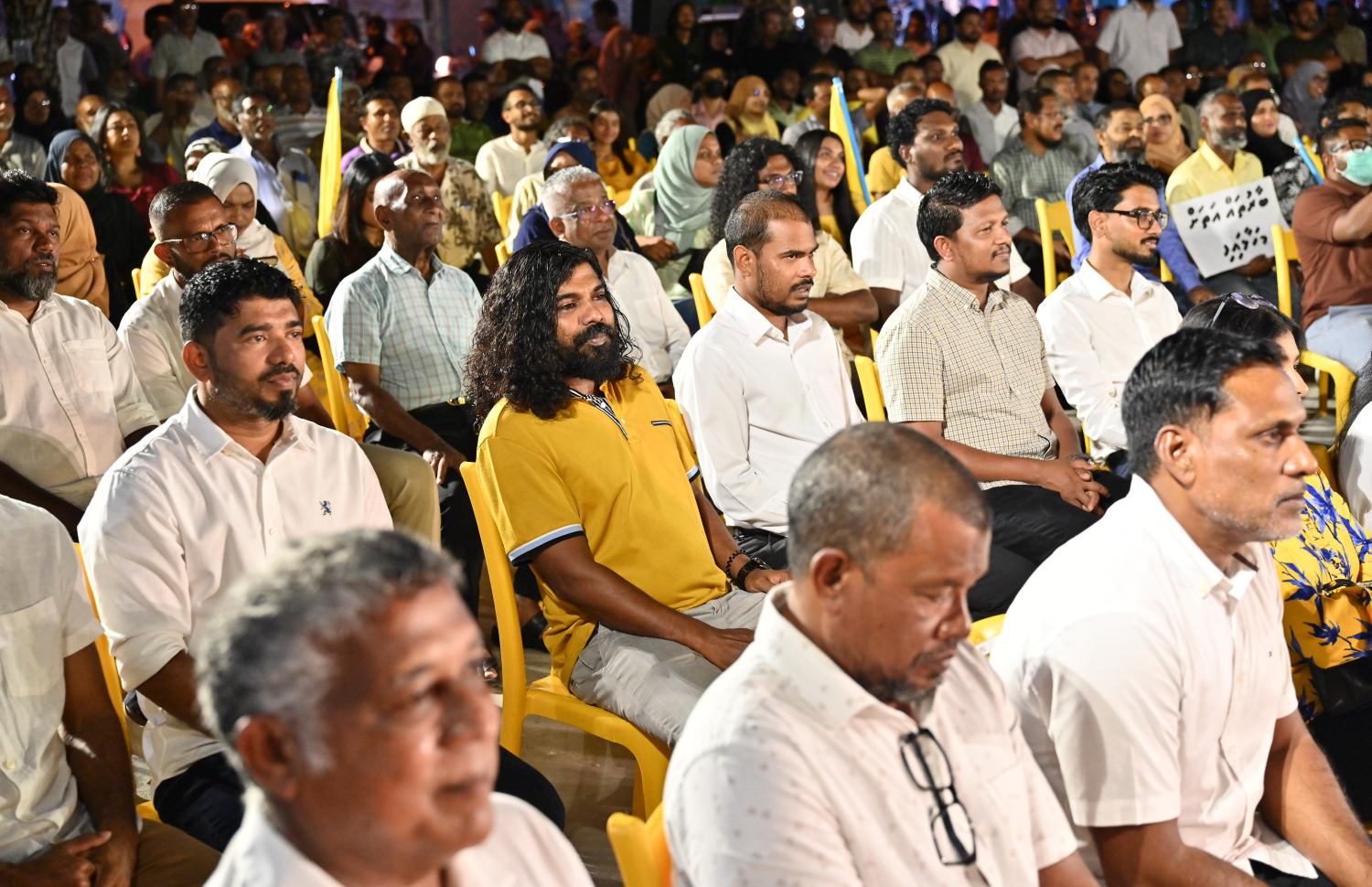 "ފުދިއްޖެ. ފުނޑިއްޖެ" ނަމުގައި އިދިކޮޅު އެމްޑީޕީން ރޭ އާޓިފިޝަލް ބީޗްް ސަރަހައްދުގައި ބޭއްވި ޖަލްސާގައި އެ ޕާޓީގެ ސަޕޯޓަރުން.--- ފޮޓޯ: ނިޝާން އަލީ | މިހާރު