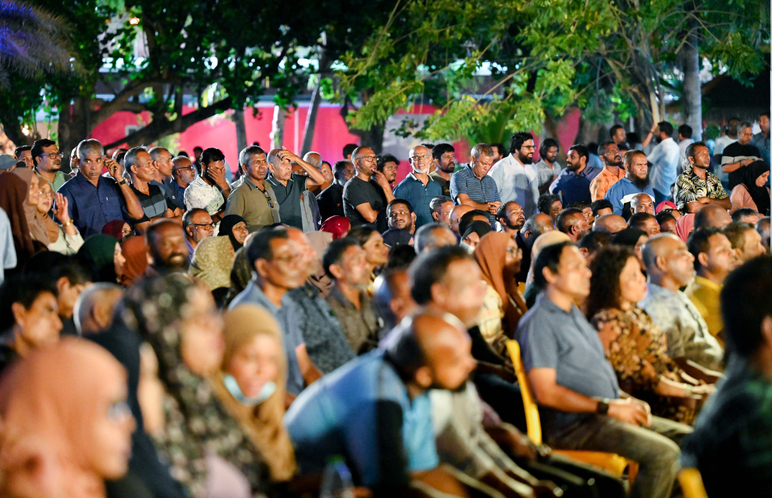 "ފުދިއްޖެ. ފުނޑިއްޖެ" ނަމުގައި އިދިކޮޅު އެމްޑީޕީން ރޭ އާޓިފިޝަލް ބީޗްގައި ބޭއްވި ޖަލްސާގައި އެ ޕާޓީގެ ސަޕޯޓަރުން ބައިވެރިވަނީ.-- ފޮޓޯ: ނިޝާން އަލީ | މިހާރު