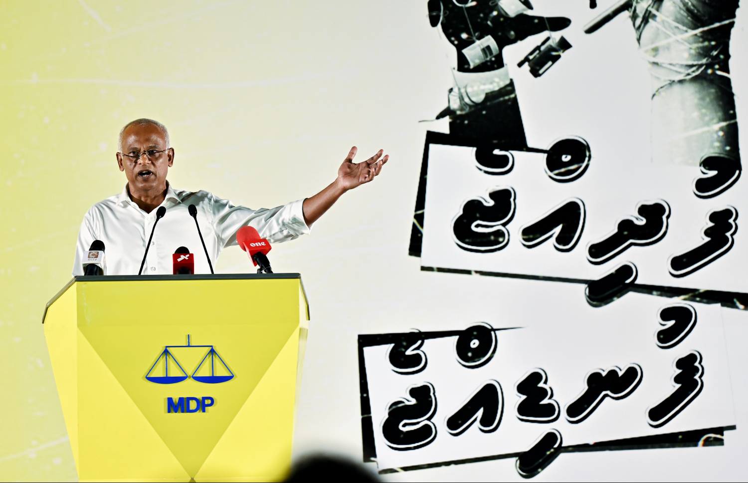 "ފުދިއްޖެ. ފުނޑިއްޖެ" ނަމުގައި އިދިކޮޅު އެމްޑީޕީން ރޭ ބޭއްވި ޖަލްސާގައި ކުރީގެ ރައީސް އިބްރާހިމް މުހައްމަދު ސޯލިހް ވާހަކަ ދައްކަވަނީ.-- ފޮޓޯ: ނިޝާން އަލީ | މިހާރު