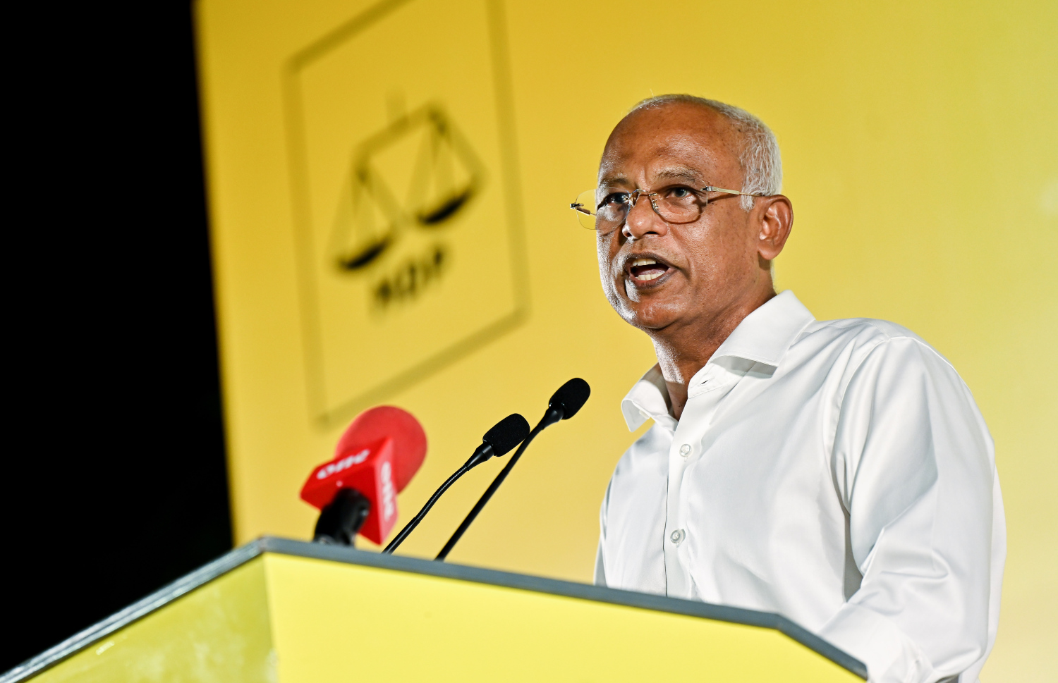 އެމްޑީޕީން މިދިޔަ ހަފްތާގައި ބޭއްވި ޖަލްސާއެއްގައި ކުރީގެ ރައީސް އިބްރާހިމް މުހައްމަދު ސޯލިހު ވާހަކަ ދައްކަވަނީ-- ފޮޓޯ: ނިޝާން އަލީ | މިހާރު