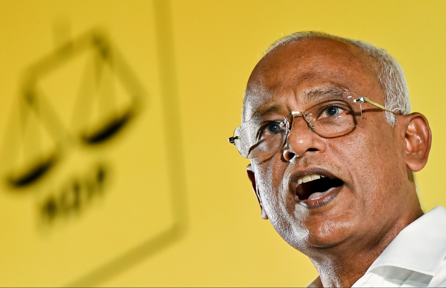 "ފުދިއްޖެ. ފުނޑިއްޖެ" ނަމުގައި އިދިކޮޅު އެމްޑީޕީން ރޭ ބޭއްވި ޖަލްސާގައި ކުރީގެ ރައީސް އިބްރާހިމް މުހައްމަދު ސޯލިހް ވާހަކަ ދައްކަވަނީ.-- ފޮޓޯ: ނިޝާން އަލީ | މިހާރު