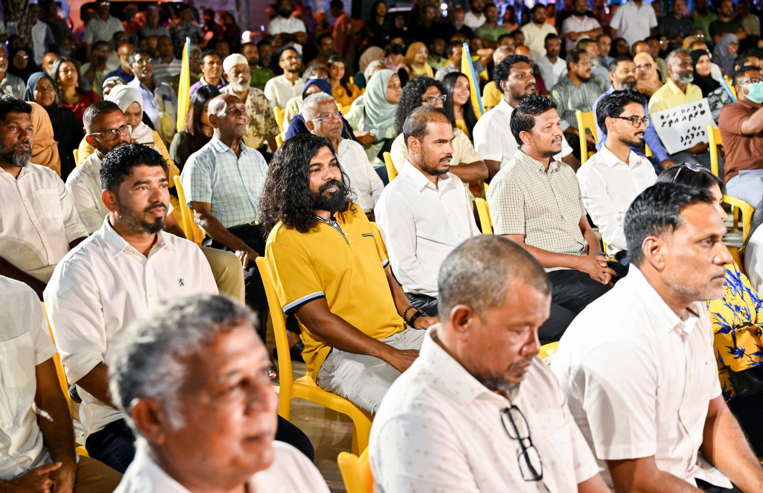 "ފުދިއްޖެ. ފުނޑިއްޖެ" ނަމުގައި އިދިކޮޅު އެމްޑީޕީން ރޭ އާޓިފިޝަލް ބީޗްގައި ބޭއްވި ޖަލްސާގައި އެ ޕާޓީގެ ސަޕޯޓަރުން ބައިވެރިވަނީ.-- ފޮޓޯ: ނިޝާން އަލީ | މިހާރު