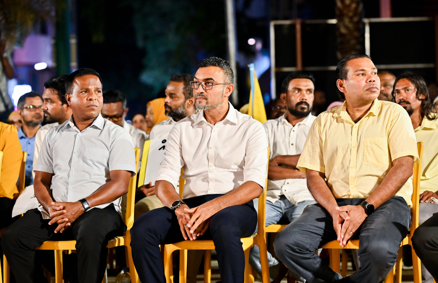 "ފުދިއްޖެ. ފުނޑިއްޖެ" ނަމުގައި އިދިކޮޅު އެމްޑީޕީން ރޭ އާޓިފިޝަލް ބީޗްގައި ބޭއްވި ޖަލްސާގައި އެ ޕާޓީގެ ބައެއް މަޖިލިސް މެމްބަރުންނާއި އިސްވެރިން ބައިވެރިވަނީ.-- ފޮޓޯ: ނިޝާން އަލީ | މިހާރު