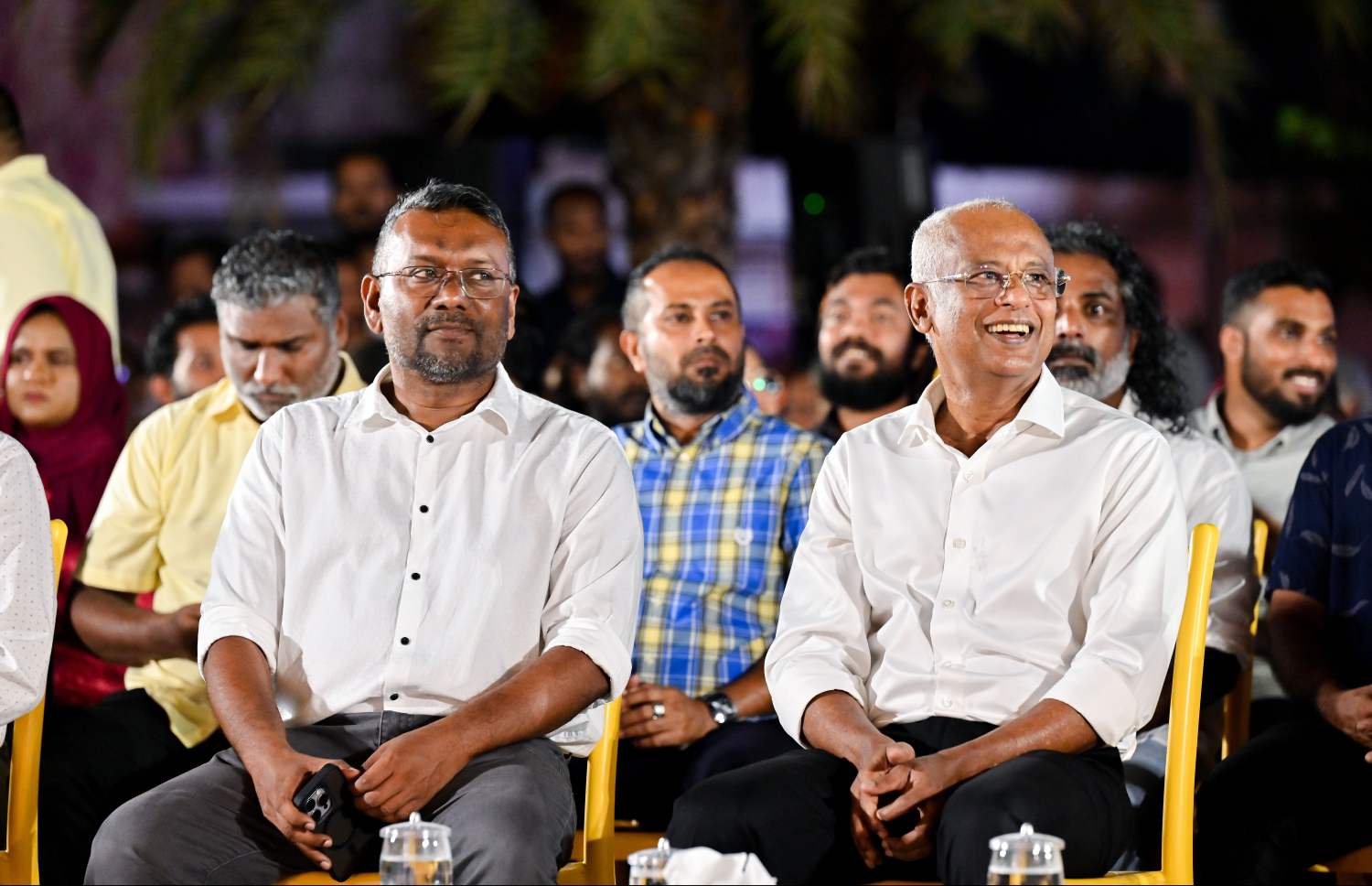 "ފުދިއްޖެ. ފުނޑިއްޖެ" ނަމުގައި އިދިކޮޅު އެމްޑީޕީން ރޭ ބޭއްވި ބޭއްވި ޖަލްސާގައި ކުރީގެ ރައީސް އިބޫ އާއި އެމްޑީގެ ޗެއާޕާސަން ފައްޔާޒް އިސްމާއިލް ބައިވެރިވެވަޑައިގަންނަވަނީ.-- ފޮޓޯ: ނިޝާން އަލީ | މިހާރު