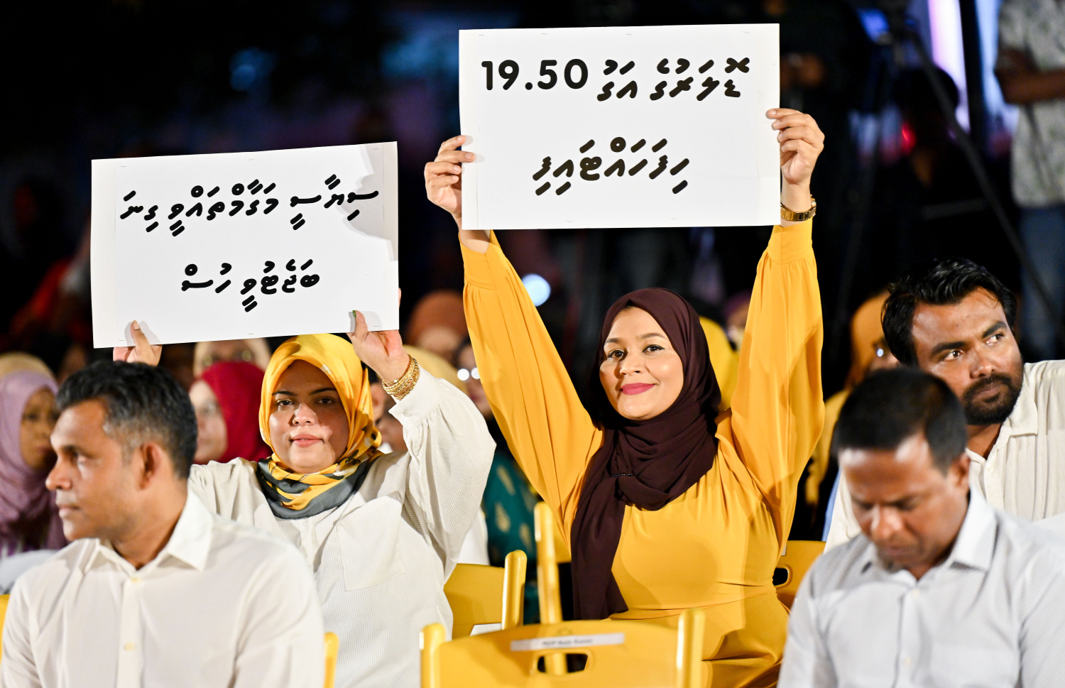 "ފުދިއްޖެ. ފުނޑިއްޖެ" ނަމުގައި އިދިކޮޅު އެމްޑީޕީން ރޭ އާޓިފިޝަލް ބީޗްގައި ބޭއްވި ޖަލްސާގައި އެޕާޓީގެ ސަޕޯޓަރުން ބައިވެރިވަނީ.-- ފޮޓޯ: ނިޝާން އަލީ | މިހާރު