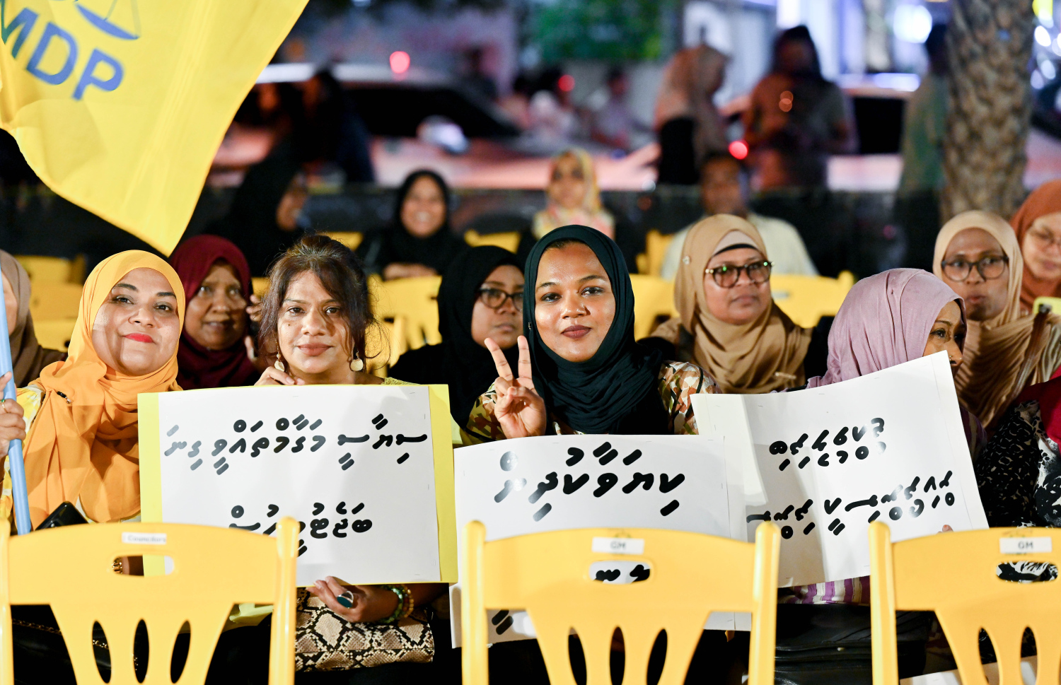 "ފުދިއްޖެ. ފުނޑިއްޖެ" ނަމުގައި އިދިކޮޅު އެމްޑީޕީން ރޭ އާޓިފިޝަލް ބީޗްގައި ބޭއްވި ޖަލްސާގައި އެޕާޓީގެ ސަޕޯޓަރުން ބައިވެރިވަނީ.-- ފޮޓޯ: ނިޝާން އަލީ | މިހާރު
