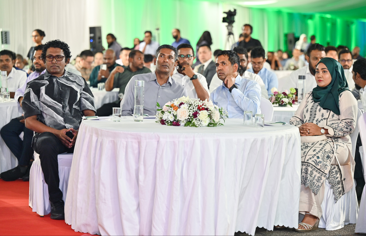 އެޗްޑީސީގެ "ޓްރާންސްފޯމިން ޓުމޯރޯ" އިފްތިތާހު ކުރުމަށް ބޭއްވި ރަސްމިއްޔާތުގައި އިކޮނޮމިކް މިނިސްޓަރު މުހައްމަދު ސައީދާއި އެޗްޑީސީގެ އިސްވެރިން ބައިވެރިވެވަޑައިގަންނަވަނީ.--- ފޮޓޯ؛ ފަޔާޒު މޫސާ | މިހާރު