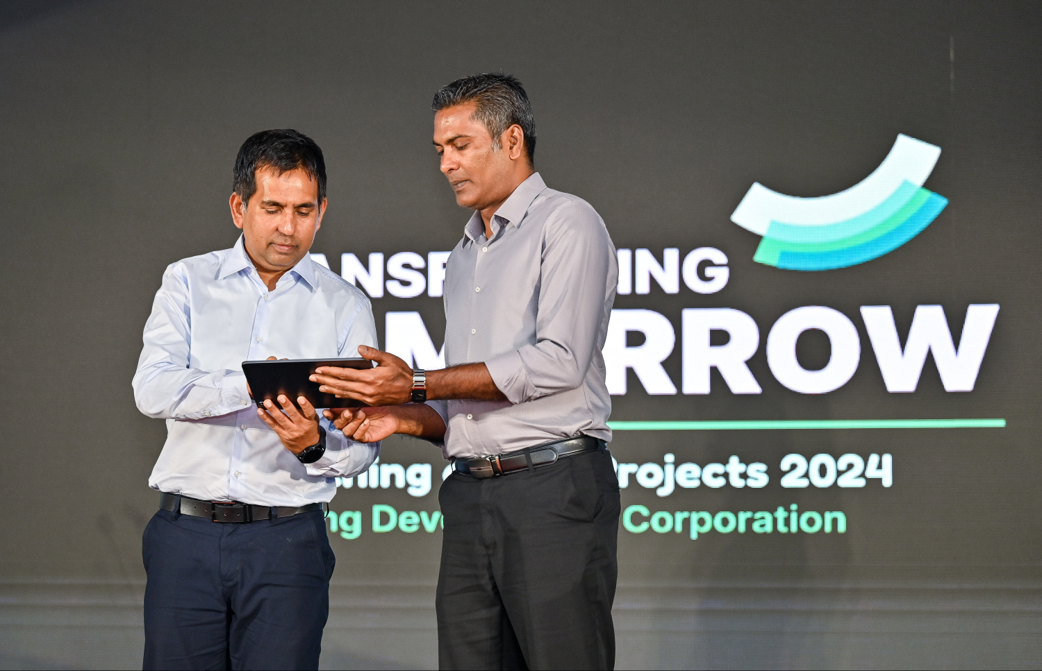 އެޗްޑީސީން ކުރިއަށް އޮތް ތަނުގައި ހިންގާނެ އެންމެ މުހިއްމު ޕްރޮޖެކްޓްތައް މިނިސްޓަރު ސައީދު އިފުތިތާހު ކޮށްދެއްވާއިރު އަރިހުގައި އެޗްޑީސީގެ އެމްޑީ ފަޒުލް.--- ފޮޓޯ: ފަޔާޒު މޫސާ | މިހާރު