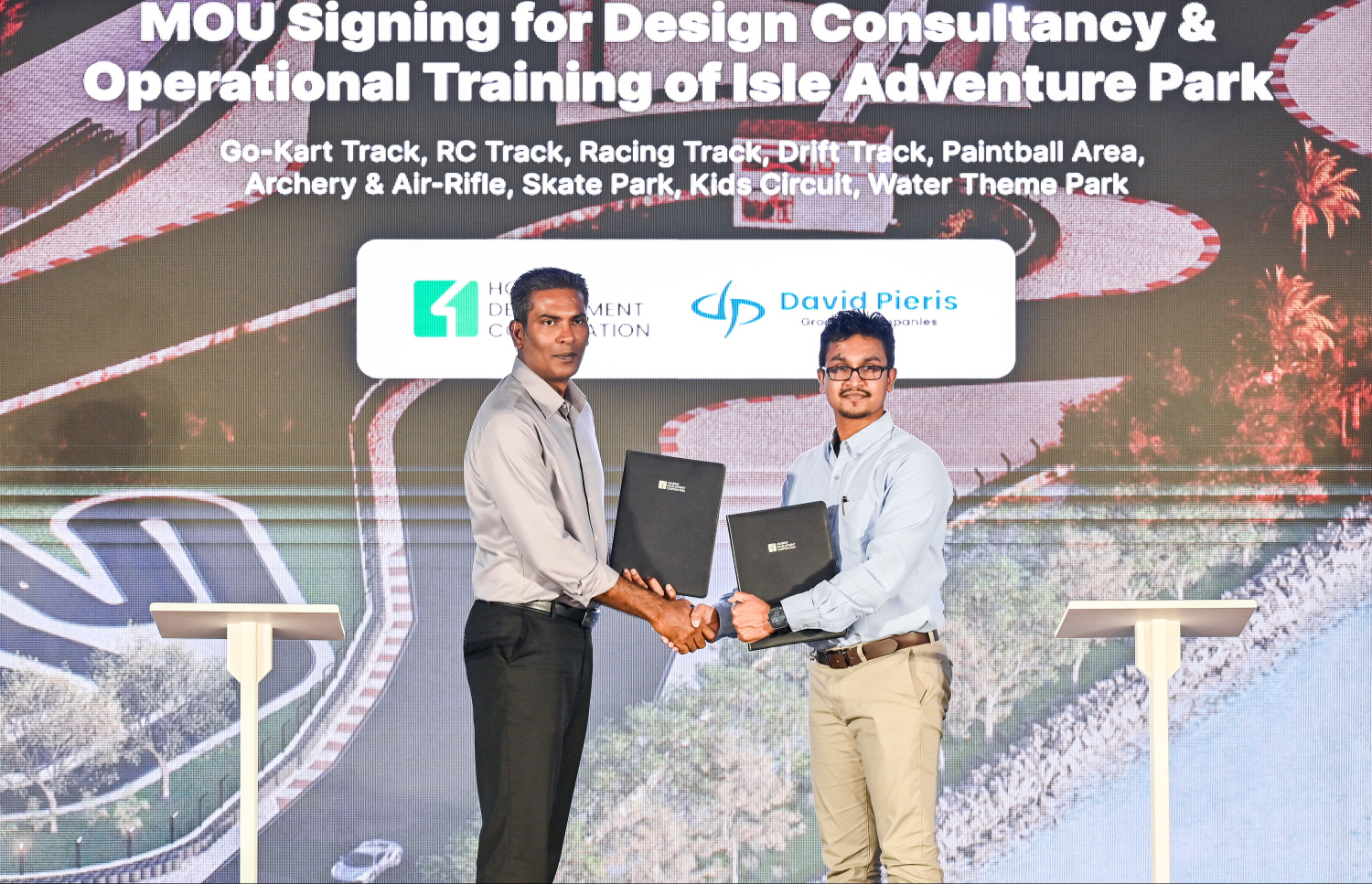 އައިލް އެޑްވެންޗާ ޕާކުގެ ޑިޒައިން ކޮންސަލްޓަންސީ އަދި ތަނުގެ އޮޕަރޭޝަނަށް މުހިންމު ތަމްރީނުތައް ދިނުމާ ގުޅޭ އެމްއޯޔޫގައިއެއްގައި ސޮއިކޮށް، އެމްއޯޔޫ ބަދަލުކުރައްވަނީ.--- ފޮޓޯ: ފަޔާޒު މޫސާ | މިހާރު