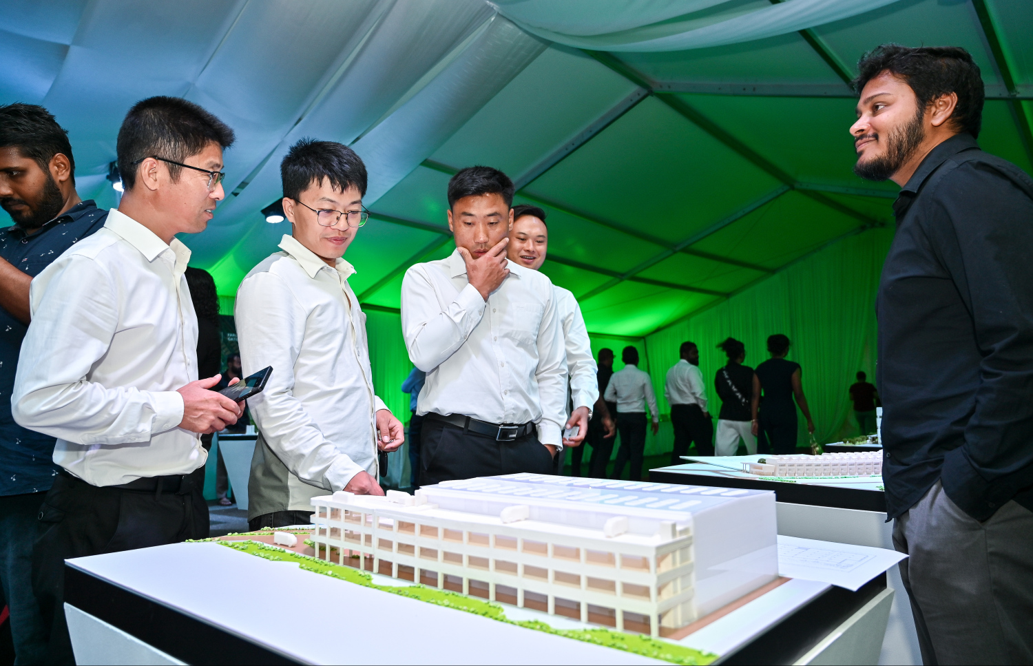 އެޗްޑީސީން ބޭއްވި ރަސްމިއްޔާތަށް ފަހު ބޭރުގެ ބައެއް އިންވެސްޓަރުން ހުޅުމާލޭގައި އިމާރާތްކުރާ 15 ޕާކިން ބިލްޑިންގްގެ މޮޑެލް ބަލާލަނީ.--- ފޮޓޯ: ފަޔާޒު މޫސާ | މިހާރު