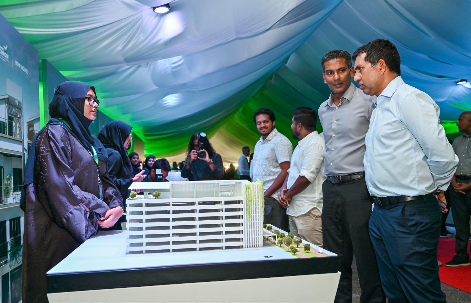 ހުޅުމާލޭގައި އަލަށް ހަދަން ނިންމާފައިވާ ބައެއް ރޯ ހައުސްތަކުގެ މޮޑެލްތައް މިނިސްޓަރު ސައީދު ބައްލަވާލައްވާއިރު، އަރިހުގައި އެޗްޑީސީގެ އެމްޑީ ފަޒުލް.--- ފޮޓޯ: ފަޔާޒު މޫސާ | މިހާރު