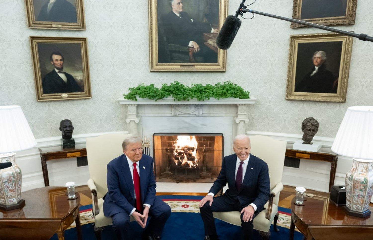 އެމެރިކާގެ ރައީސް ޖޯ ބައިޑެން (ކ) އިއްޔެ އޯވަލް އޮފީހުގައި އިންތިހާބީ ރައީސް ޑޮނަލްޑް ޓްރަމްޕާ ބައްދަލުކުރައްވަނީ. -- ފޮޓޯ: އޭއެފްޕީ