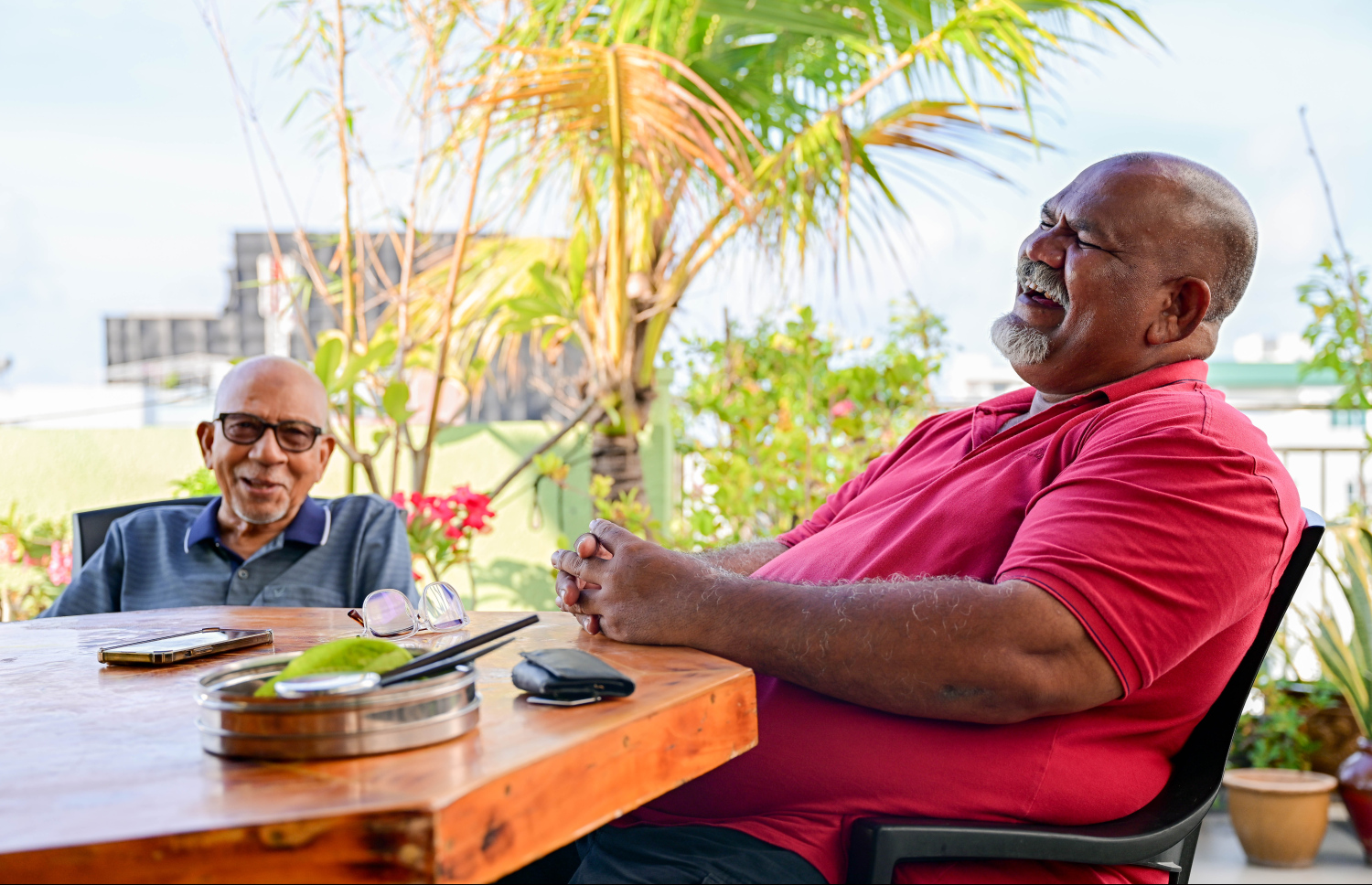 "ދެރިޔާ" ގެ ޑައިރެކްޓަރު ޓެޑްރީ އާއި ޕްރޮޑިއުސަރު މުހައިމިން (ވ) "މިހާރު" އަށް ދެއްވި އިންޓަވިއުގެ ތެރެއިން. --ތޮޓޯ: ނިޝާން އަލީ/ މިހާރު