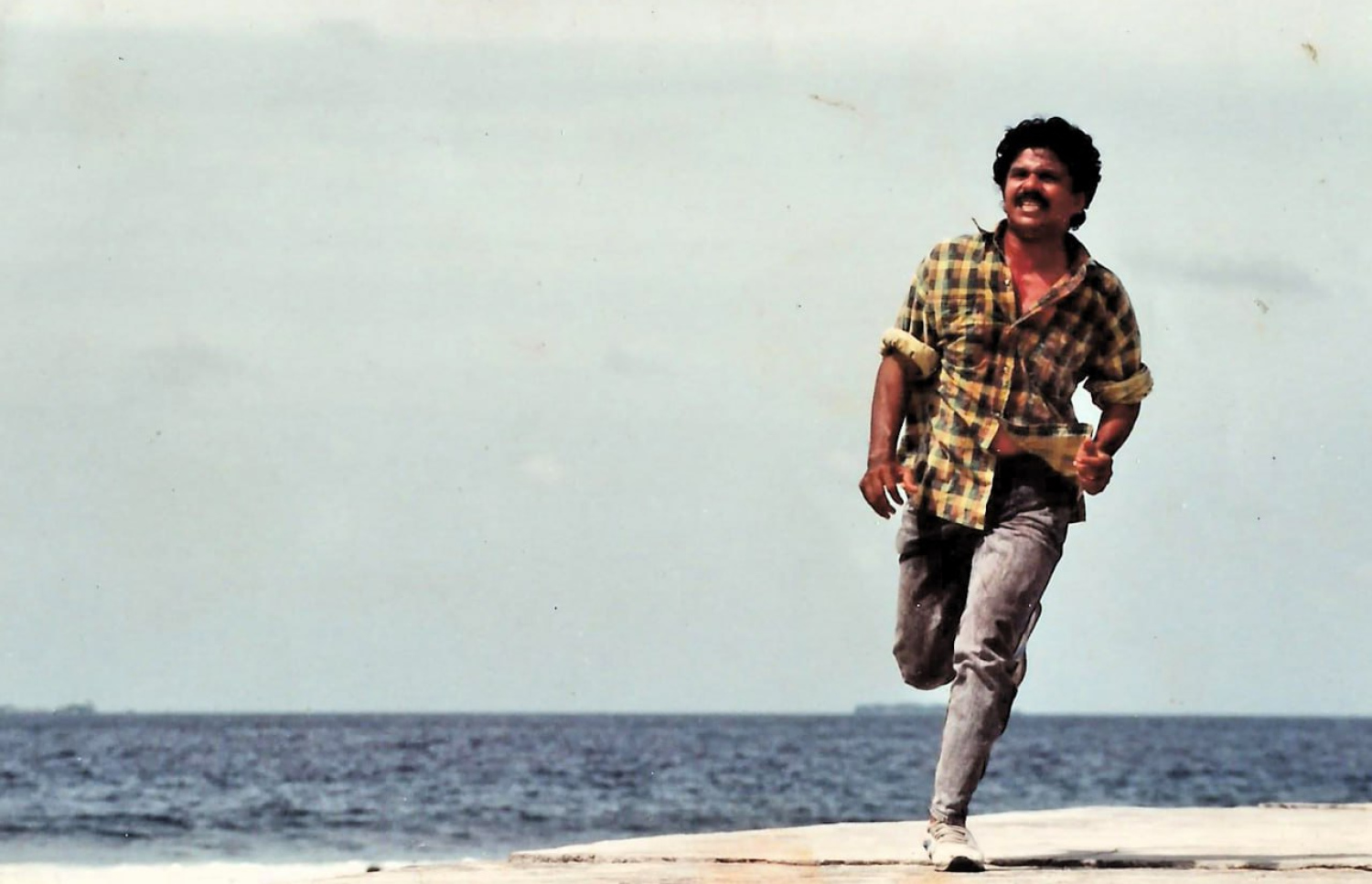 "ދެރިޔާ" ގައި އަޝްރަފްގެ ބައި ކުޅޭ އަލީ ޚާލިދު ފިލްމުގެ މަންޒަރެއްގައި.