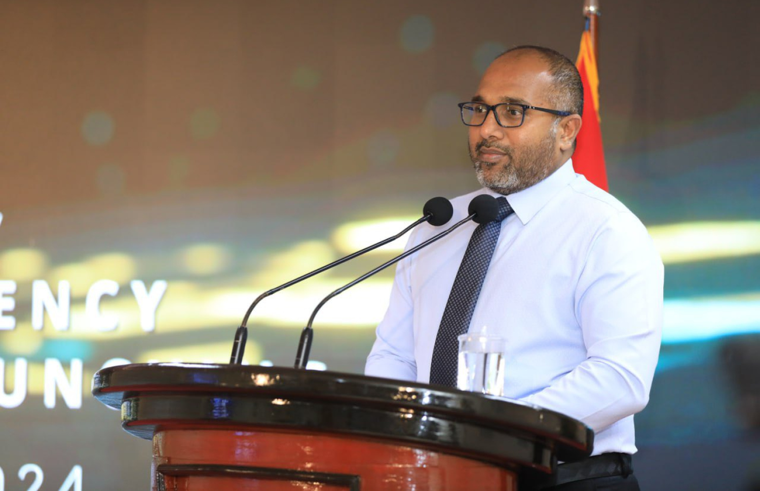 ކުއްލި ހާލަތުގައި އެހީއަށް ގުޅަން 911 ތައާރަފް ކުރުމަށް ރޭ ބޭއްވި ރަސްމިއްޔާތު ހޯމް މިނިސްޓަރު އަލީ އިހުސާން ވާހަކަ ދައްކަވަނީ..-- ފޮޓޯ: ޕޮލިސް