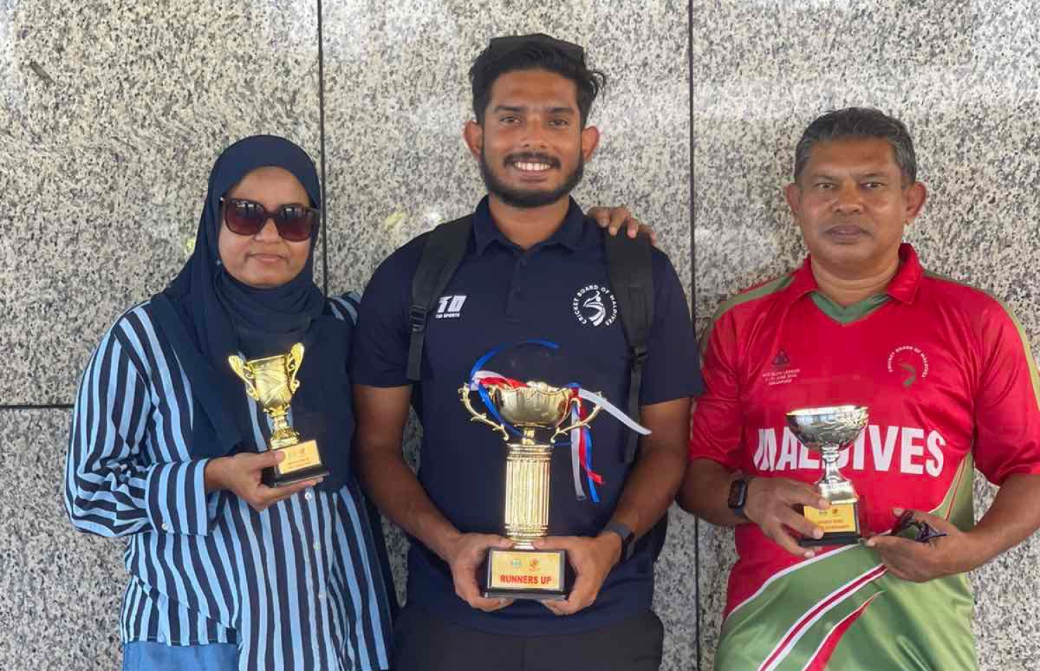 އަޒްޔާންގެ ބައްޕަ އާއި މަންމަ އާ އެކު