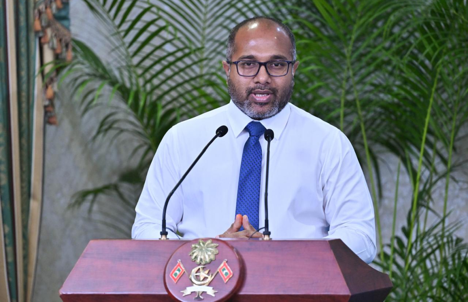 އައިޑީކާޑާއި ޕާސްޕޯޓުގެ ހިދުމަތްތައް އަތޮޅު ތެރޭގައި ފެށުން އިފްތިތާހުކުރުމުގެ ރަސްމިއްޔާތުގައި ހޯމް މިނިސްޓަރު އަލީ އިހުސާން ވާހަކަ ދައްކަވަނީ.