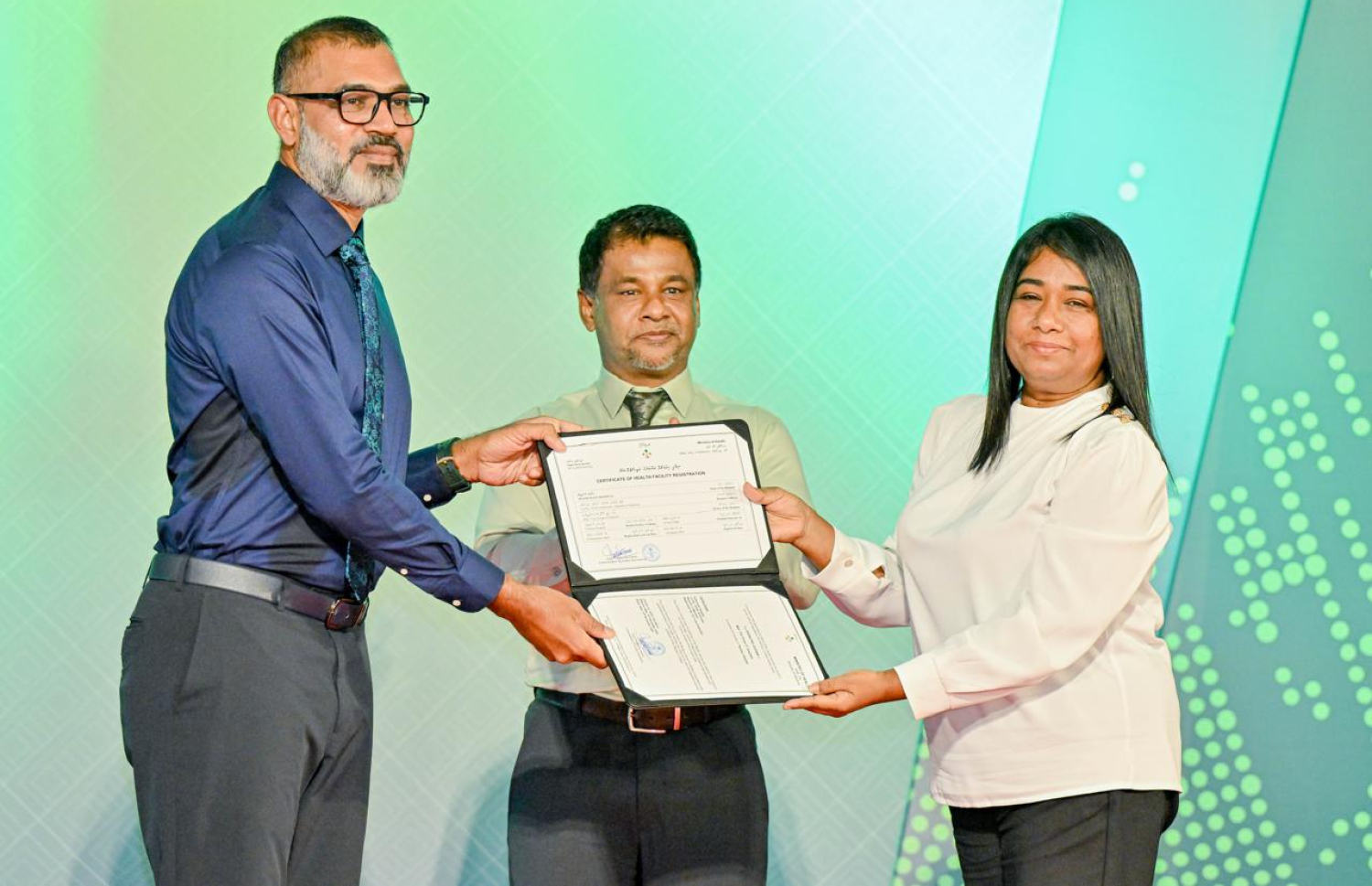 ހުޅުމާލޭ ހޮސްޕިޓަލް ޓާޝަރީ ފެންވަރުގައި ހިންގުމުގެ ރަޖިސްޓްރޭޝަނާއި އޮޕަރޭޓިން ލައިސެންސް ދަރުމަވަންތަ ހޮސްޕިޓަލްގެ ސީއީއޯ އިބްރާހިމް އަބްދުއްރައްޒާގް ހަލީމަށް ހެލްތު މިނިސްޓްރީގެ ކޮމިޝަނާ އޮފް ކޮލިޓީ އެޝުއަރެންސް ތަސްލީމާ އުސްމާން ހަވާލުކުރައްވަނީ.