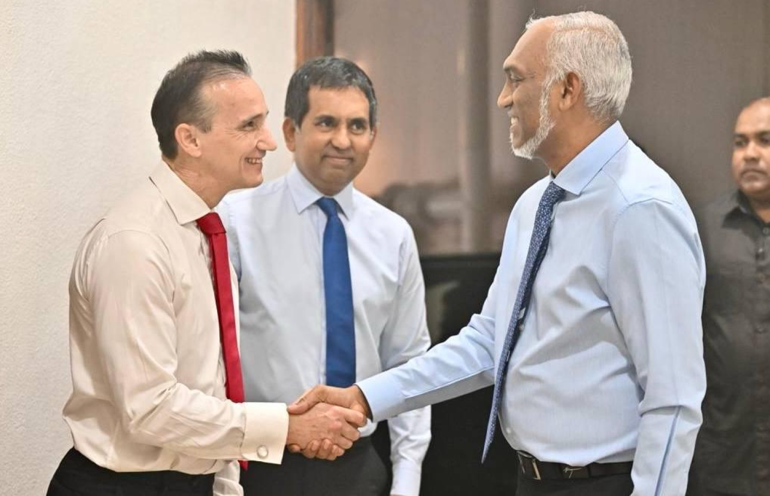 ޑީބީއެމްގެ ސީއީއޯ އާއި ރައީސް ސަމާލް ކުރައްވަނީ -- ފޮޓޯ: ރައީސް އޮފީސް