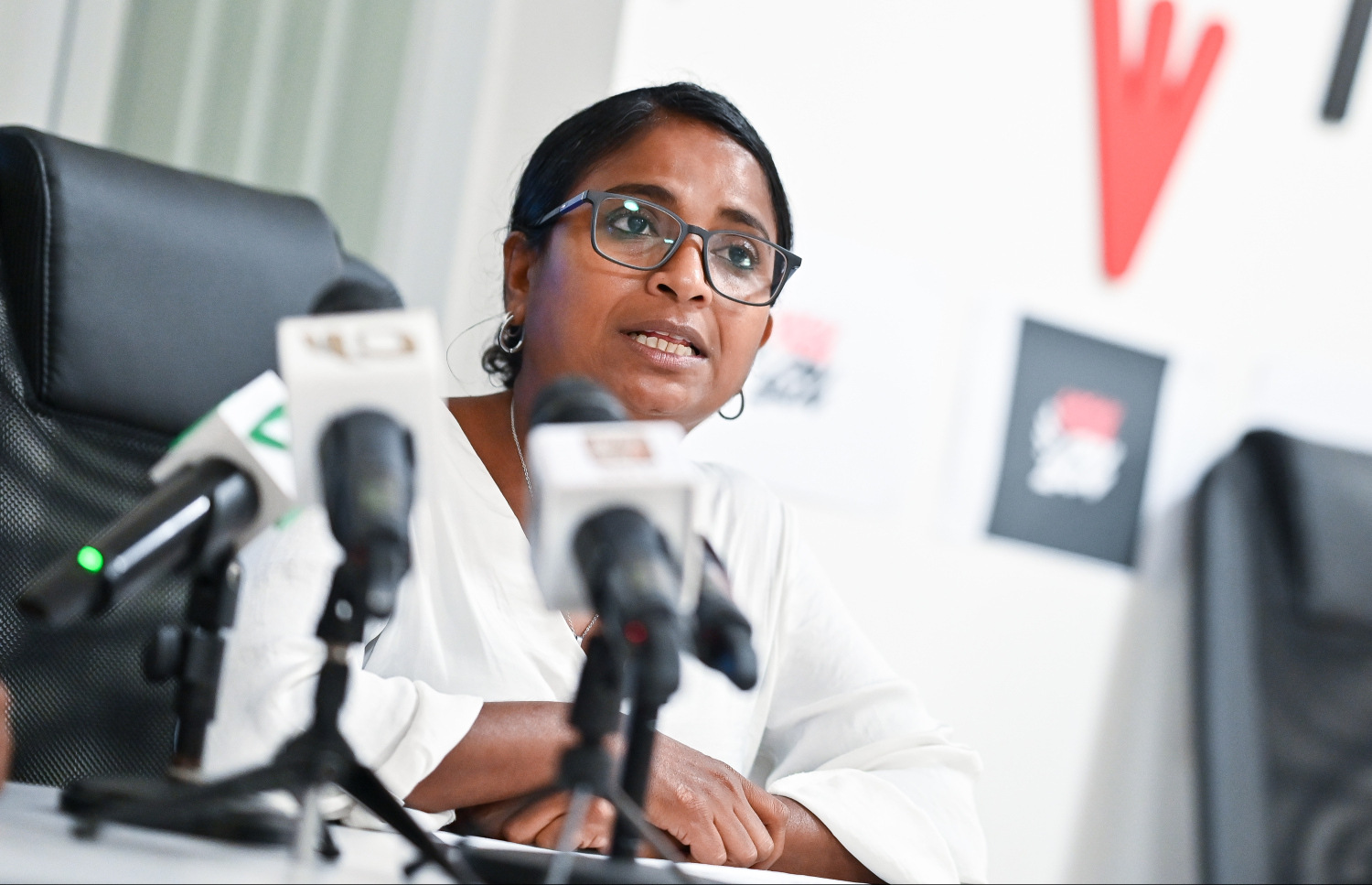 އެމްޖޭއޭ، އެމްއެމްސީ އަދި ޓްރާންސްޕޭރެންސީން ބޭއްވި ޕްރެސްގައި، ޓްރާންސްޕޭރެންސީގެ ގަވަނެންސް މެނޭޖަރު އައްޒަ މިއަދު ވާހަކަދައްކަވަނީ.-- ފޮޓޯ: ފަޔާޒު މޫސާ/ މިހާރު