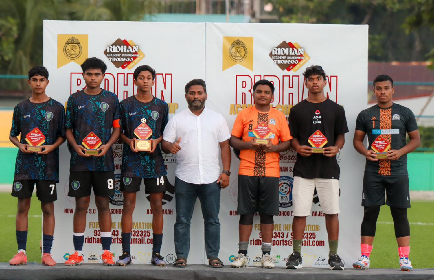 މުބާރާތުގެ އިންޑަވިޖުއަލް އެވޯޑް ހޯދި ކުޅުންތެރިން ފޮޓޯއަކަށް ހުއްޓިލައިގެން  ފޮޓޯ: ރިދަން އެކަޑަމީ