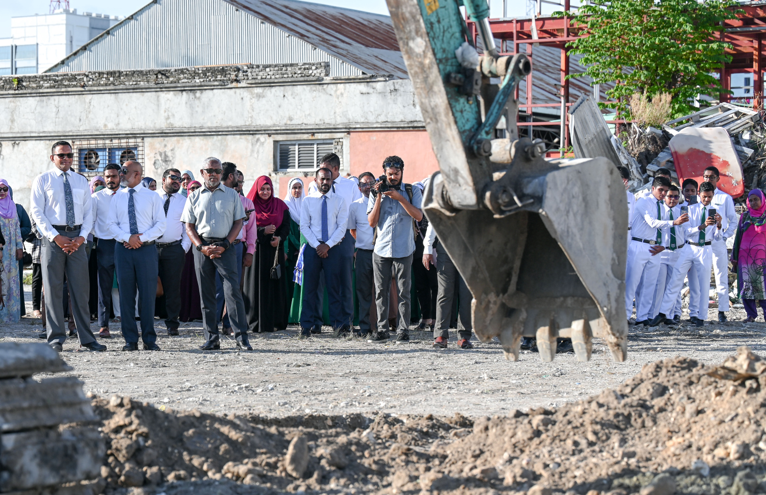 އަރަބިއްޔާ ސްކޫލުގެ މަސަައްކަތް އަރްސީސީއާ ހަވާލުކޮށް މިއަދު އިމާރާތް އެޅުމުގެ އަމަލީ މަސައްކަތް އެޑިޔުކޭޝަން މިނިސްޓަރު ޑރ. އިސްމާއިލް ޝަފީއު ފައްޓަވައިދެއްވި ތަނުގައި.--- ފޮޓޯ: ނިޝާން އަލީ | މިހާރު