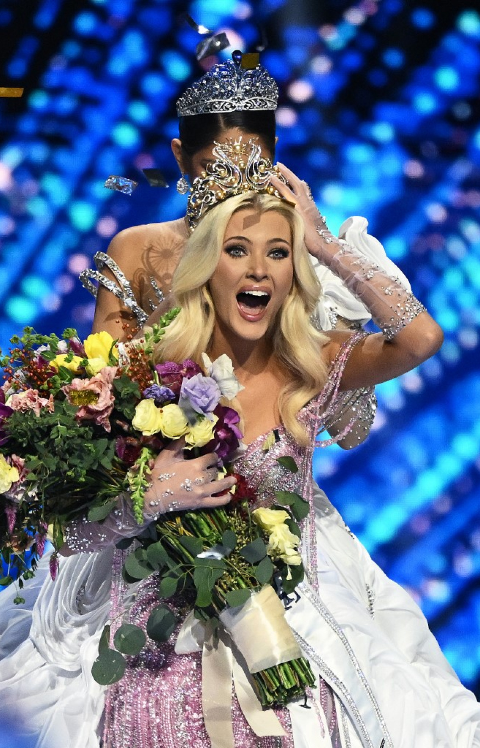 ޑެންމާކުގެ ރީތީގެ ރާނީ  ވިކްޓޯރިއާ ކެޖާ ތެއިލްވިގްގެ ބޮލުގައި މިސް ޔުނިވާސްގެ ތާޖު އަޅުވައިދެނީ. -- ފޮޓޯ: އޭއެފްޕީ