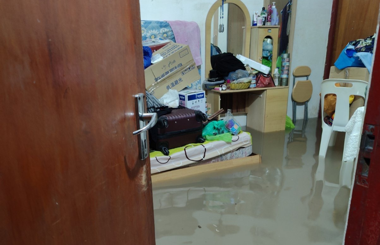 މިހާރު ކުރަމުންދާ ވިއްސާރާގައި ގެއަކަށް ފެންވަދެ، ގެއްލުންވެފައި.