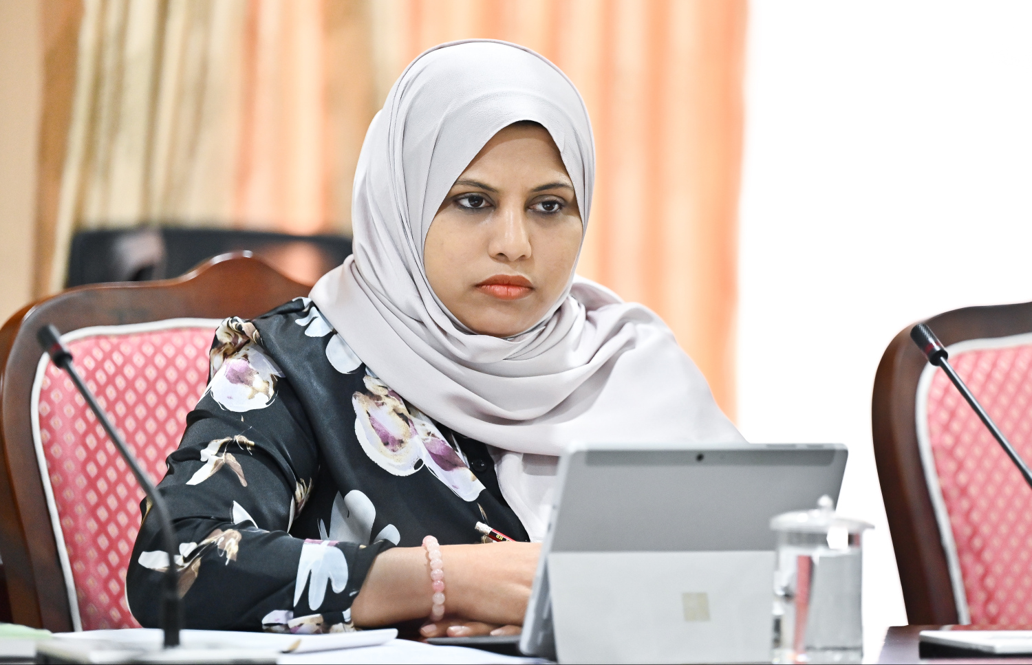 އެންސްޕާއަދި އާސަންދަ ހާޒިރުކުރި އިޖުތިމާއީ ކޮމިޓީގެ ބައްދަލުވުމުގައި ހީނާ -- ފޮޓޯ: ފަޔާޒް މޫސާ/ މިހާރު