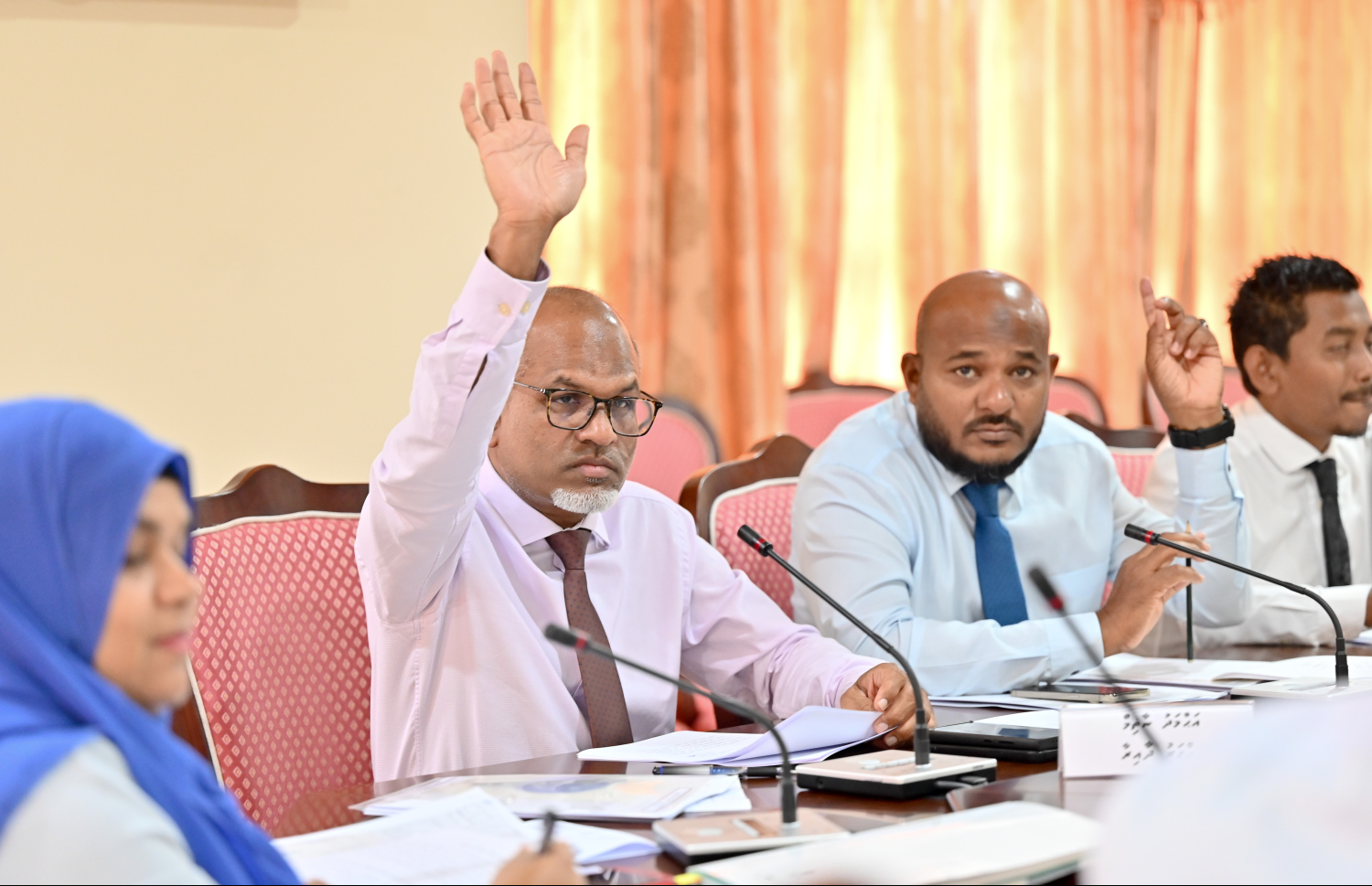 ބަޖެޓު ކޮމިޓީގައި މެންބަރުން ވޯޓު ދެއްވަނީ -- ފޮޓޯ: ނިޝާން އަލީ / މިހާރު