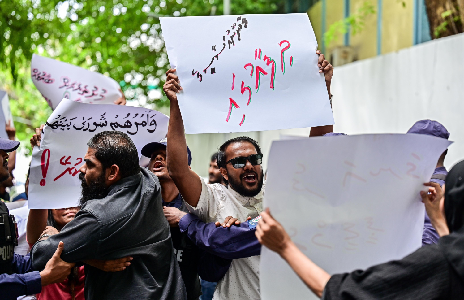 ޕީއެންސީ އާއި އެމްޑީޕީއިން މަޖިލިސް ދޮށުގައި ބޭއްވި އެއްވުމުގެ ތެރެއިން: ދެ ޕާޓީގެ ސަޕޯޓަރުންގެ މެދުގައި ބަހުގެ ހަމަލާތައް ހޫނުވެ ހަމަނުޖެހުން ހިނގާފައިވޭ - ފޮޓޯ: ނިޝާން އަލީ / މިހާރު