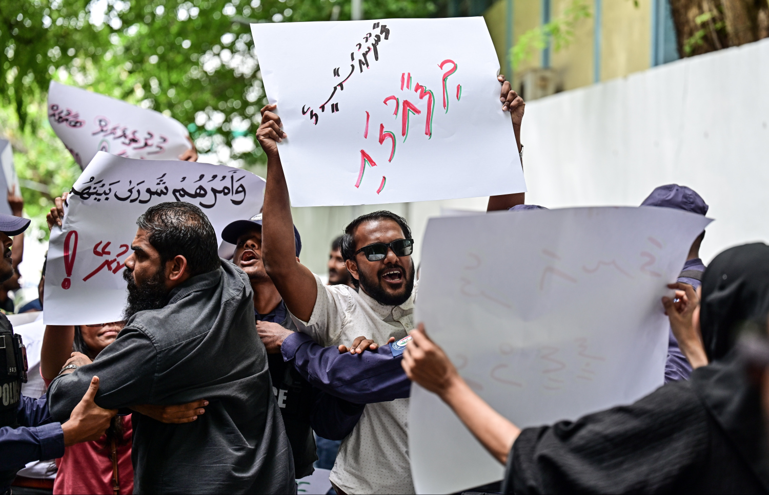 ގާނޫނު އަސާސީއަށް ގެނައި އިސްލާހާ ދެކޮޅަށް ބަޔަކު މުޒާހަރާ ކުރަނީ --- ފޮޓޯ/މިހާރު